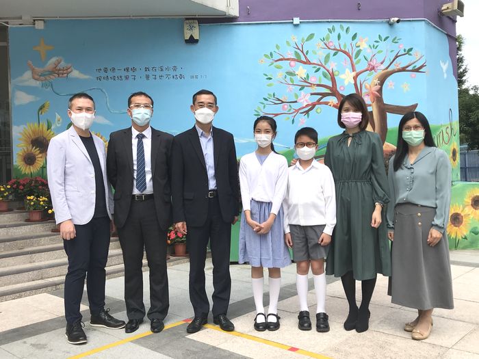 香港教育城行政總監鄭弼亮（左三）表示，今年博覽有不少關於疫情下教育的元素；浸信會沙田圍呂明才小學的校風與培育範疇主任關仕倫（左一）會分享該校的正向教育。