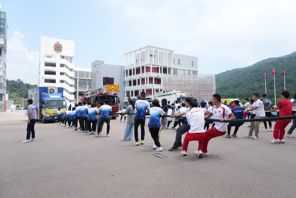 懲教署長黃國興帶領懲教人員同RPL，拍住靜水獨木舟男子雙人划艇500米奧運金牌得主季博文及劉浩，一齊拉動更生速遞教育宣傳車。