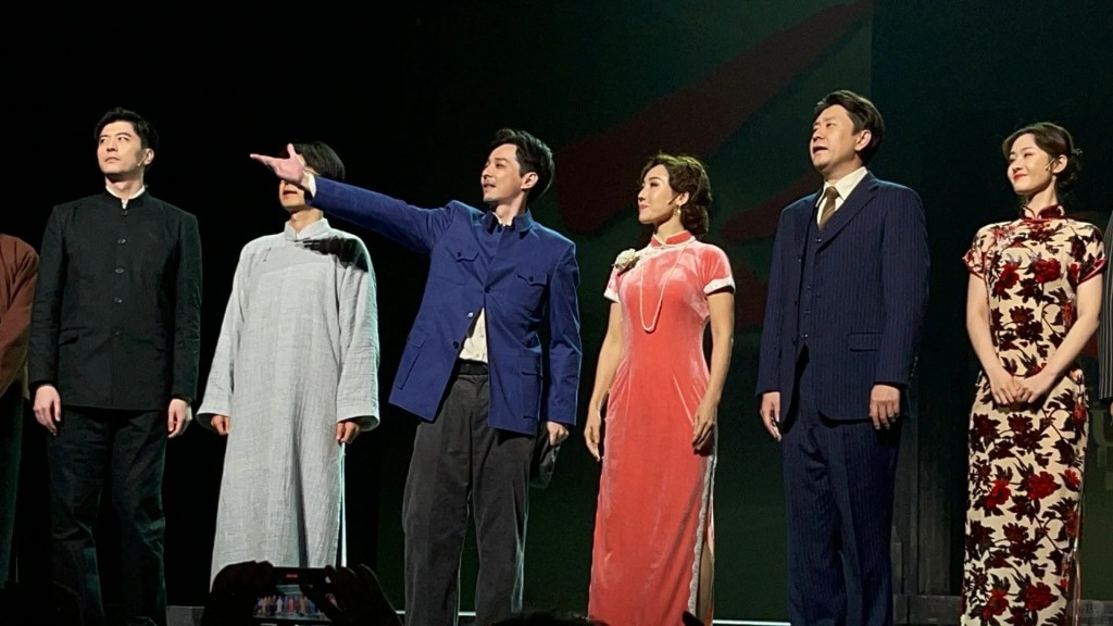李施嬅（右三）近日演出以近代革命為題材的主旋律舞台劇《向延安》。