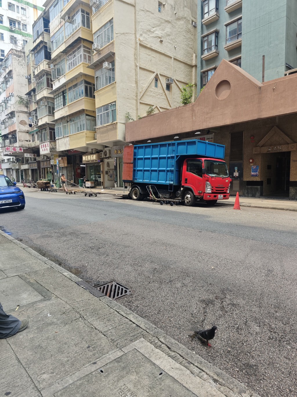 寶其利街一間廢紙回收店門外長泊貨車收貨,另於車前圍上一個10米長鐵車陣,方便垃圾車駛至上址。 寶其利街一間廢紙回收店門外長泊貨車收貨,另於車前圍上一個10米長鐵車陣,方便垃圾車駛至上址。