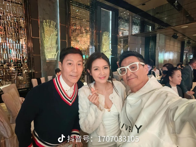 同场还有不少圈中艺人出席，包括林国斌、陈庭欣、张耀扬、黄日华、卢惠光、尹扬明等，席间何家劲亦有同众人大玩自拍，气氛相当热闹融洽。