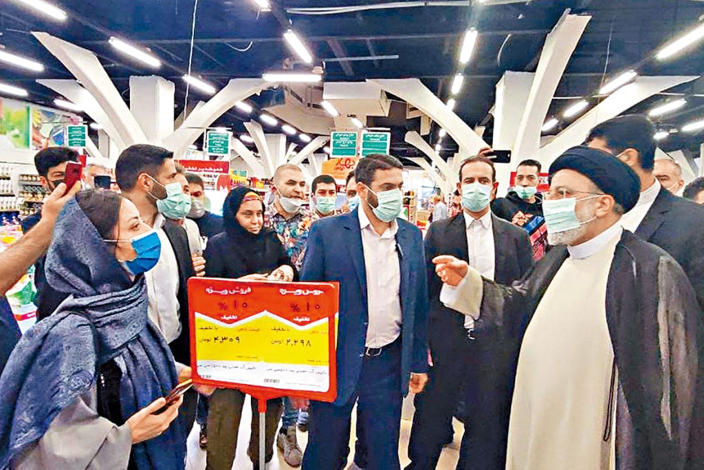 伊朗物價飆升之際，總統萊希（右）視察德黑蘭一個市場。