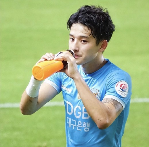 喺鄭勝元休息嗰陣遞水樽是常識吧?