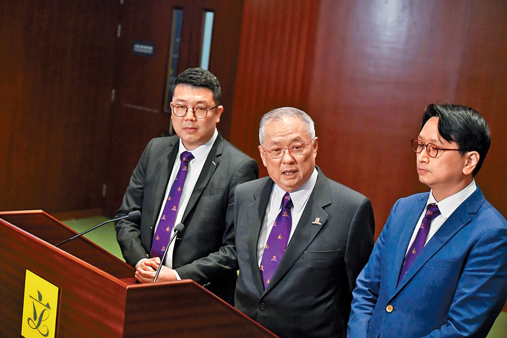 被問及未來會否探討罷免校長段崇智，張宇人（中）表示未知校董會過渡期間會採取甚麼行動。