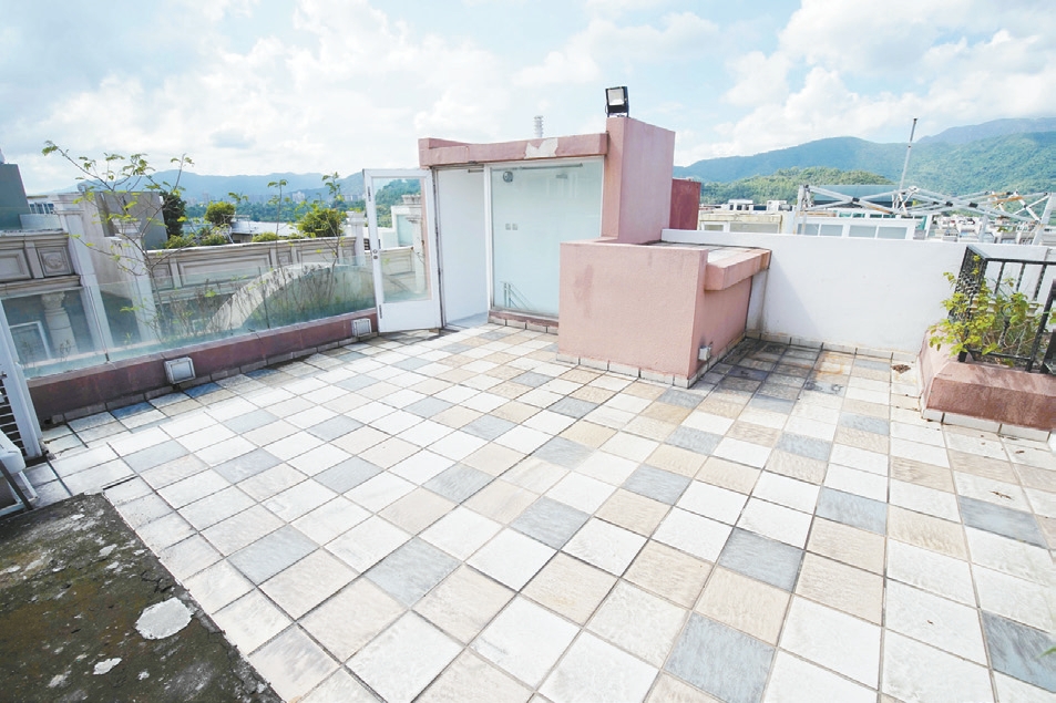 此洋房连花园及天台,户外空间多,可供住户舒展筋骨。