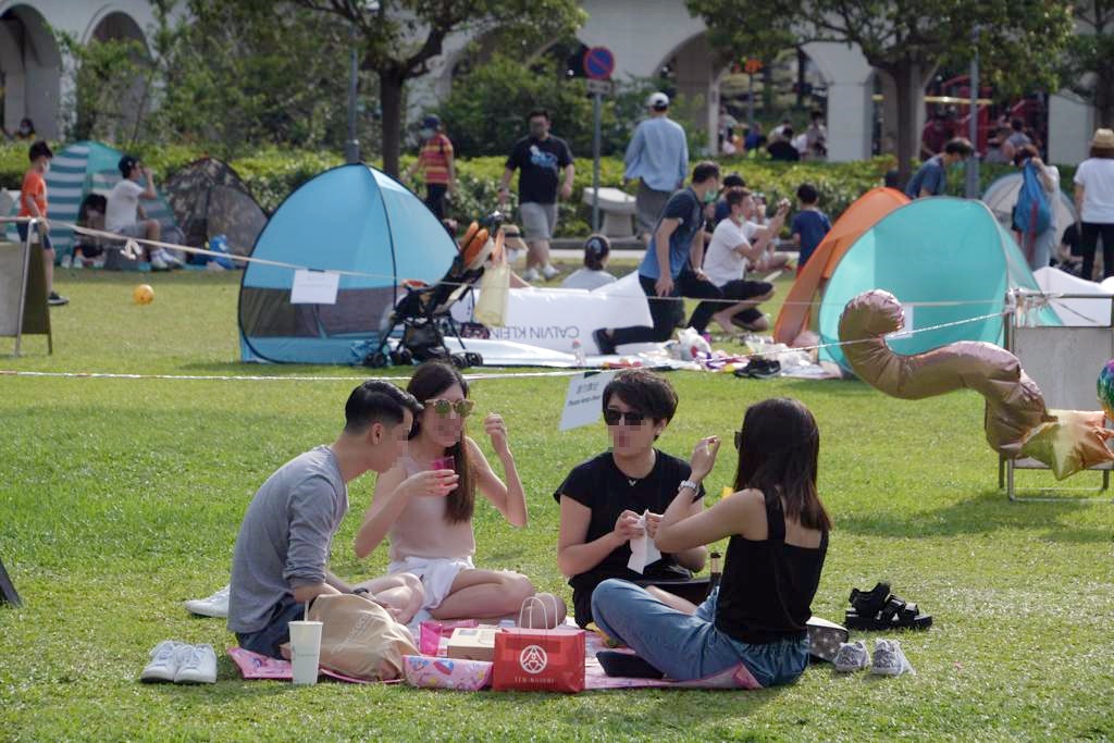 市民到公園草地搭帳篷。