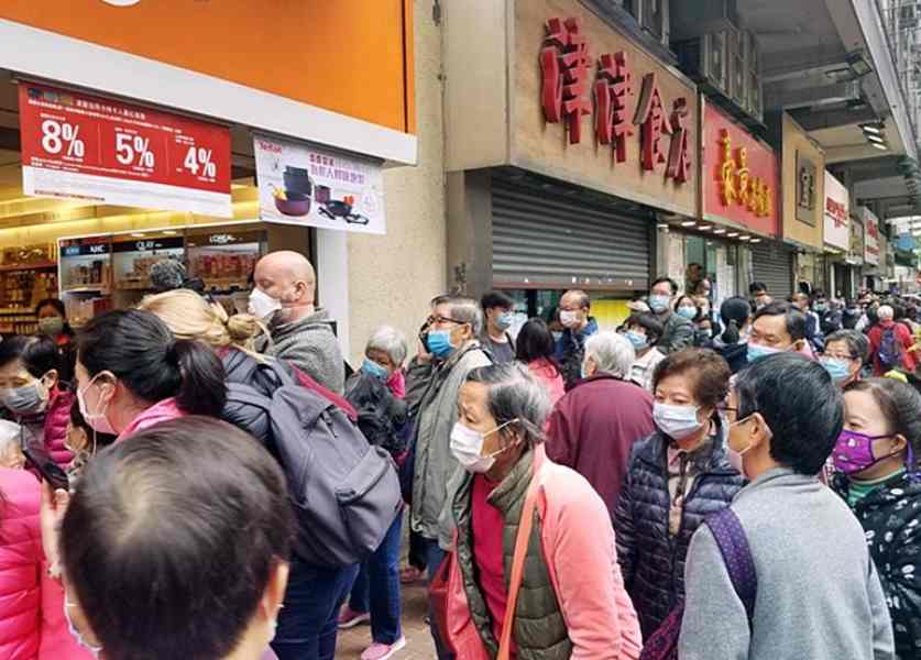 疫情下市民近月四出搜購口罩。資料圖片