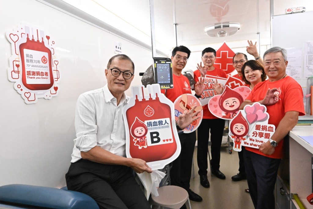 医务衞生局局长卢宠茂（左）和副局长李夏茵，今日到停泊在政府总部的香港红十字会输血服务中心流动捐血车捐血。政府新闻处