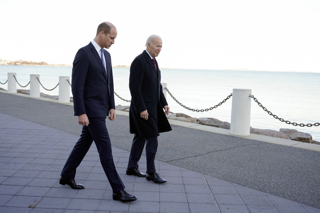 威廉和拜登冒着寒冷天气沿着波士顿海滨漫步。AP