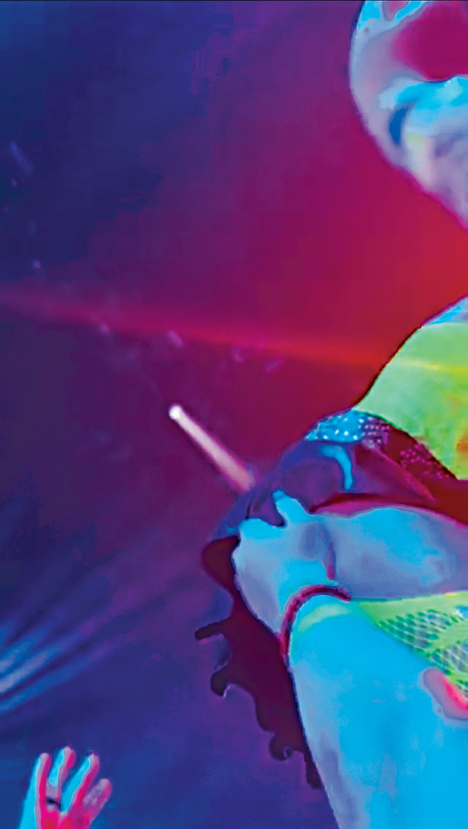 Halsey在美国巡唱上被一名fans伸入裙底摸屁股，令网民十分震怒。