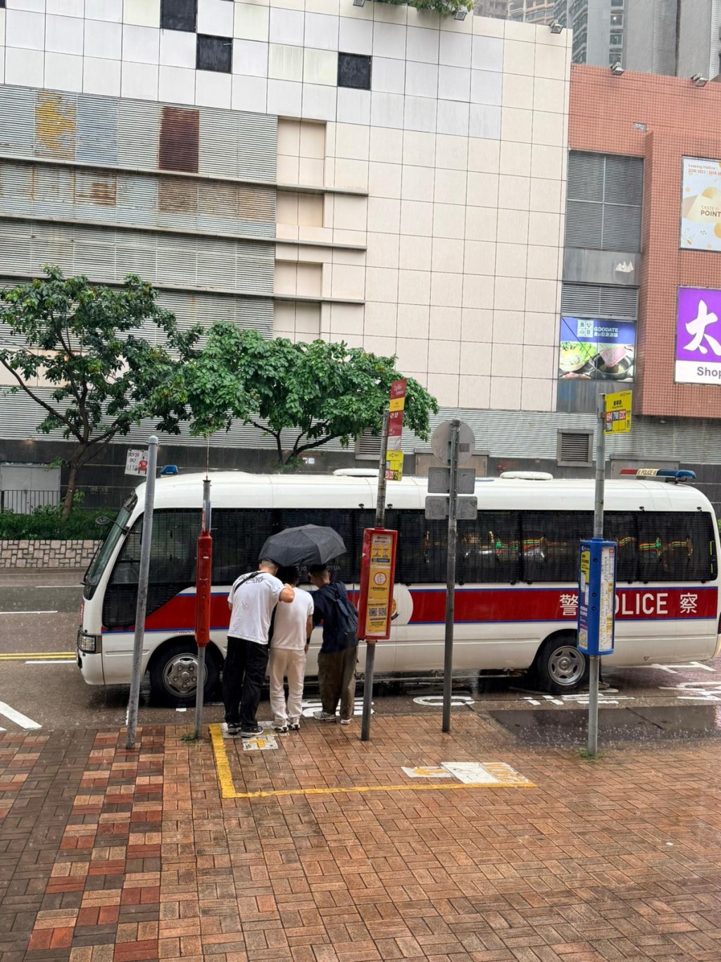 警方联同入境处打击黑工 突击搜查东九龙多个黑点 拘捕10人。警方图片