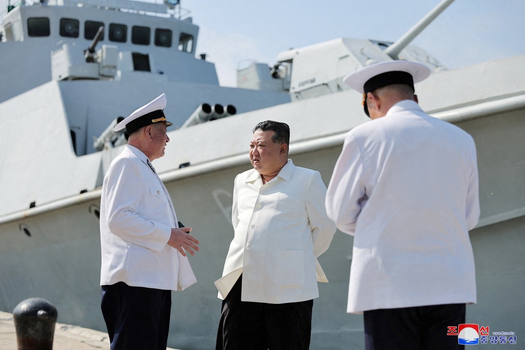 金正恩前往人民军海军东海舰队近卫第二水面舰队视察。路透社