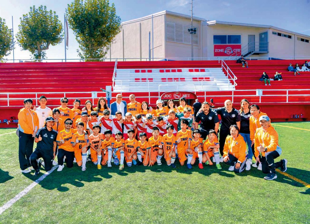 東華三院小學聯校有品足球大使與當地球會青年軍進行友誼賽，促進足球文化交流。