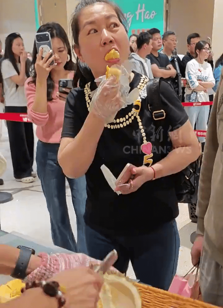 海南封關首日,居民排長隊購首批榴槤,有人馬上嘗鮮。 中新網 海南封關首日,居民排長隊購首批榴槤,有人馬上嘗鮮。 中新網