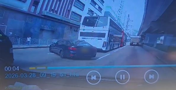 私家車直駛左線。fb 車cam L（香港群組）  