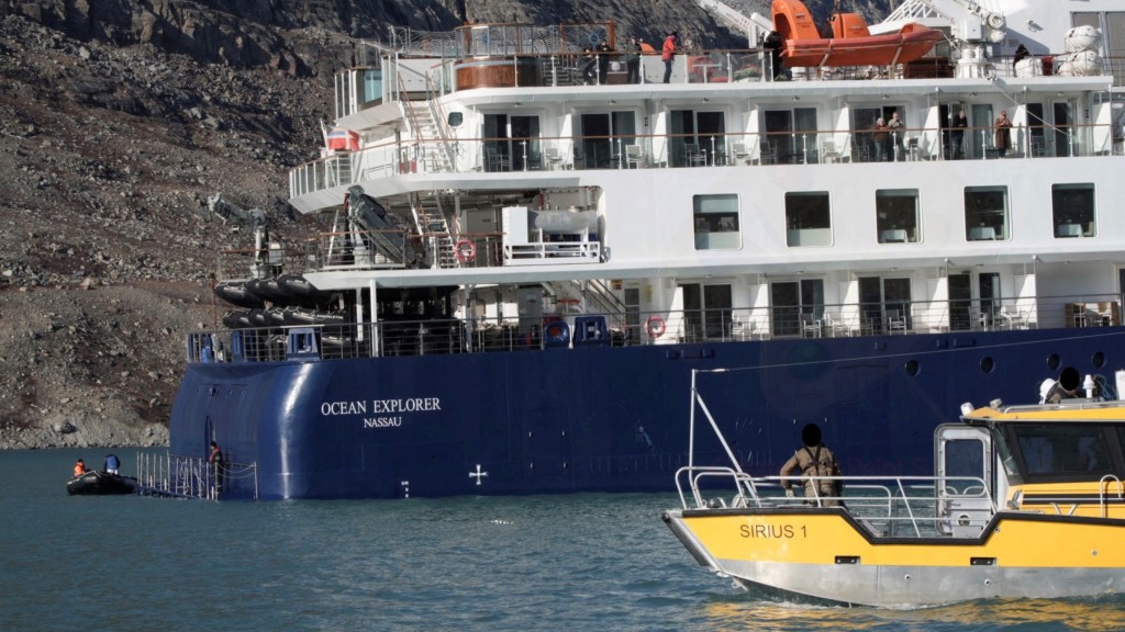 豪华邮轮“海洋探险号”周三仍搁浅在格陵兰阿尔卑峡湾。 路透社