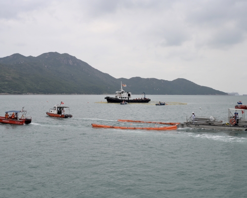 油污清理隊伍架設圍油欄作海上屏障，防止油污擴散。政府新聞處圖片