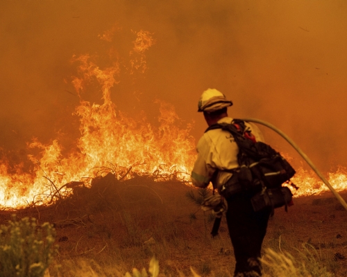 加州卡爾多山火持續，並威脅到鄰近的內華達州。AP圖片