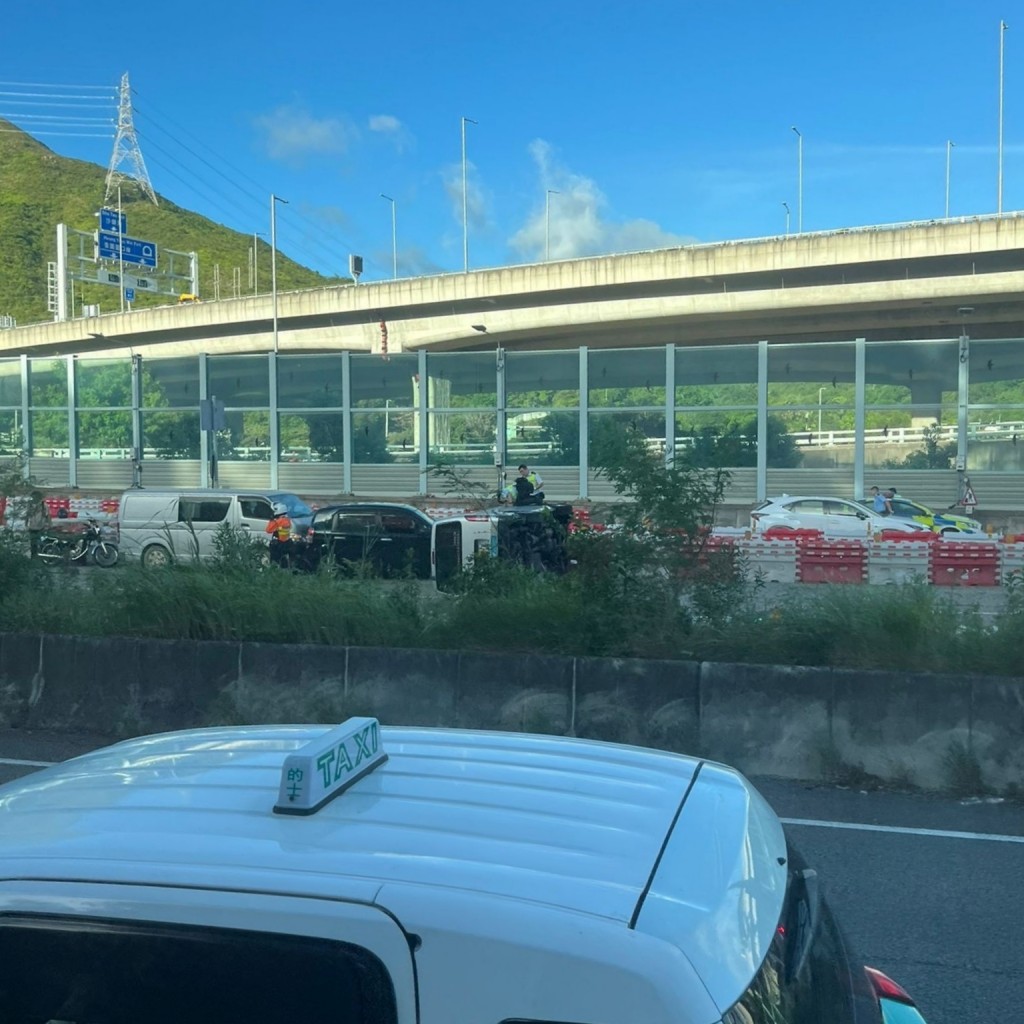 有警員一度爬上貨車開門查看傷者情況。 有警員一度爬上貨車開門查看傷者情況。