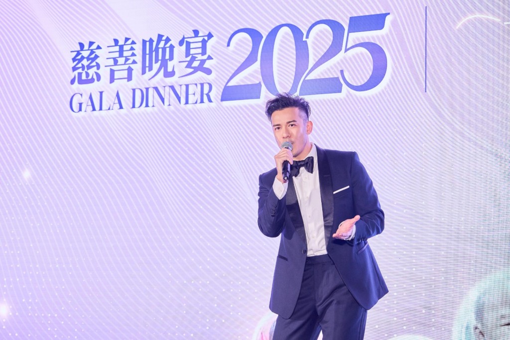沈震軒在晚宴上唱歌。 沈震軒在晚宴上唱歌。