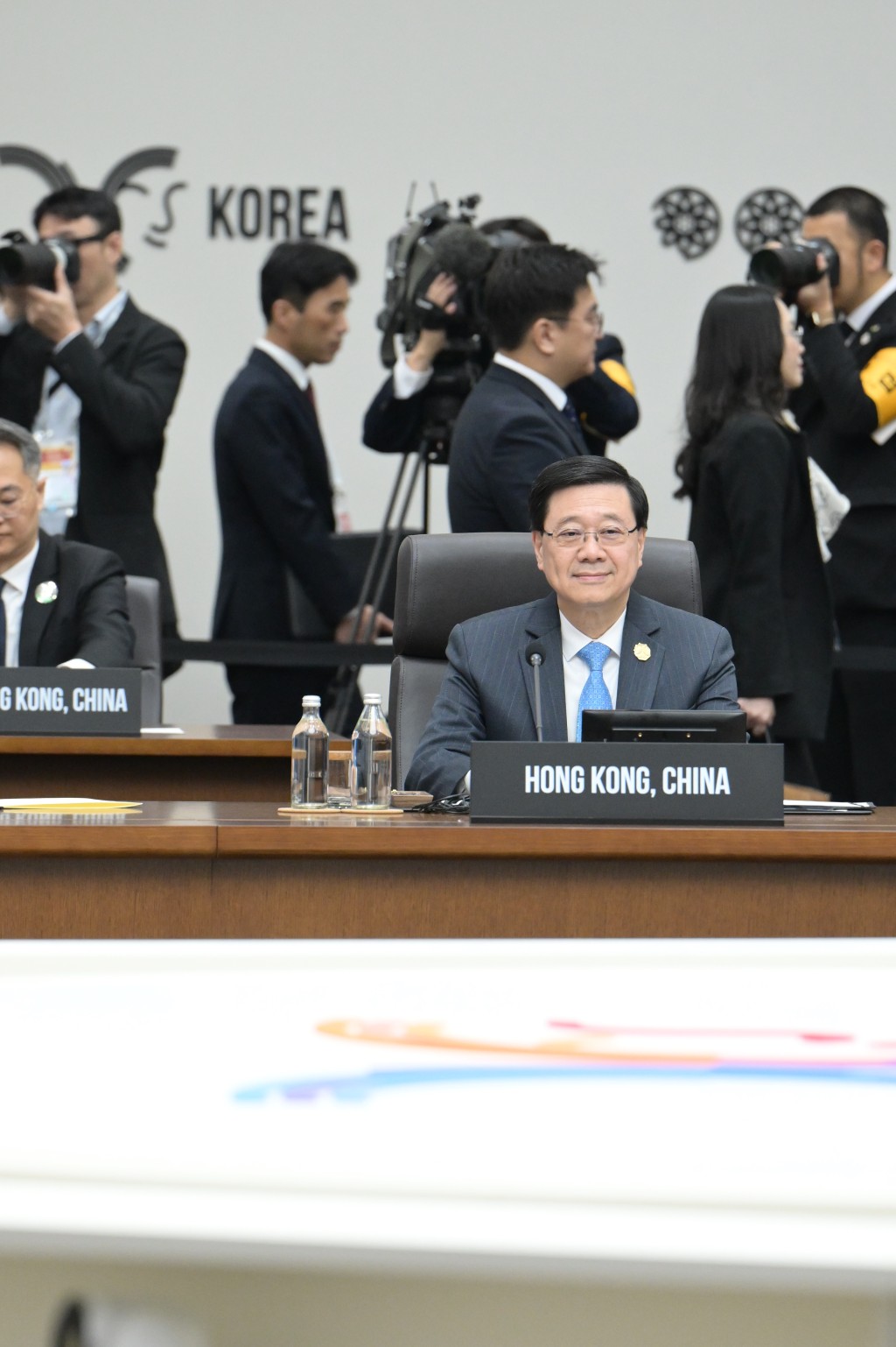 李家超今日(11月1日)在韓國慶州出席亞太區經濟合作組織領導人非正式會議。政府新聞處 李家超今日(11月1日)在韓國慶州出席亞太區經濟合作組織領導人非正式會議。政府新聞處