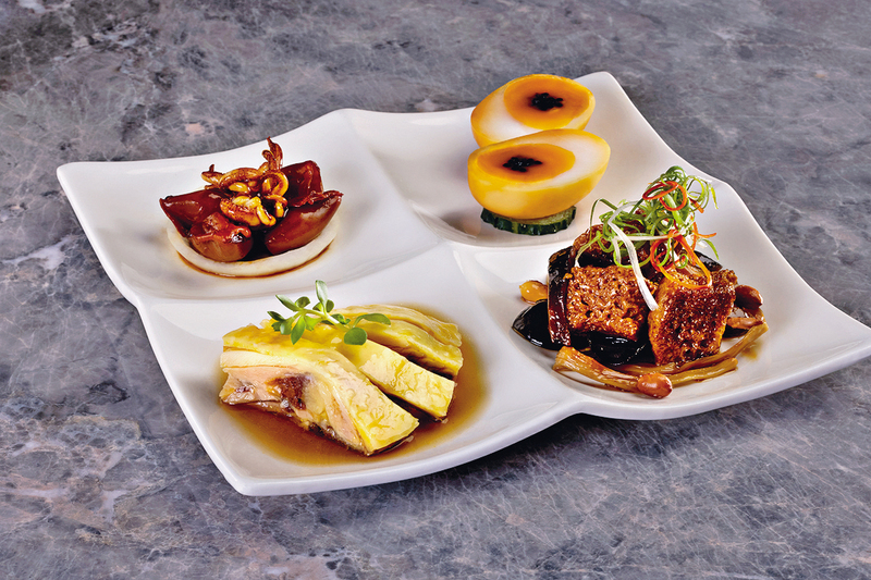 前菜拼盤淮揚四小品有齊黑松露珍珠燻溏心蛋、目魚大烤、涼菜女兒紅醉雞及四喜烤麩,各有不同風味。