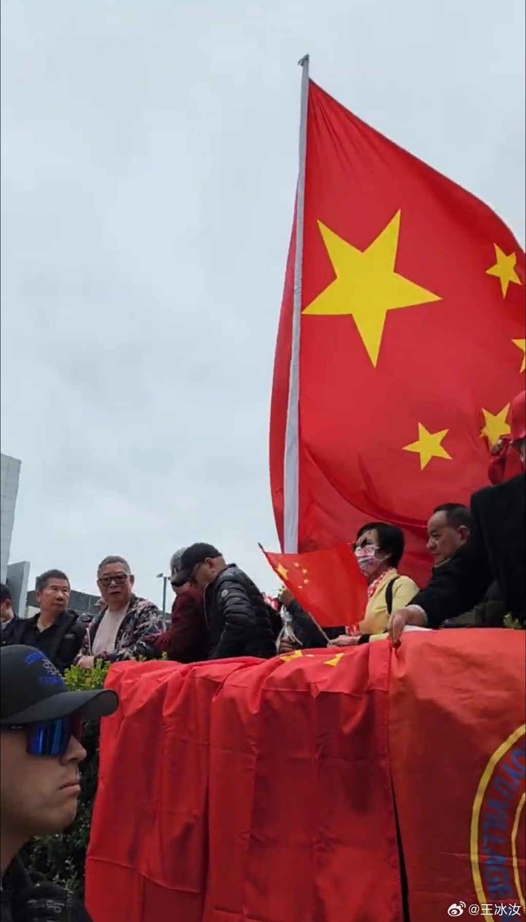 三藩市各处中国国旗飘扬，欢迎习近平访美。 微博