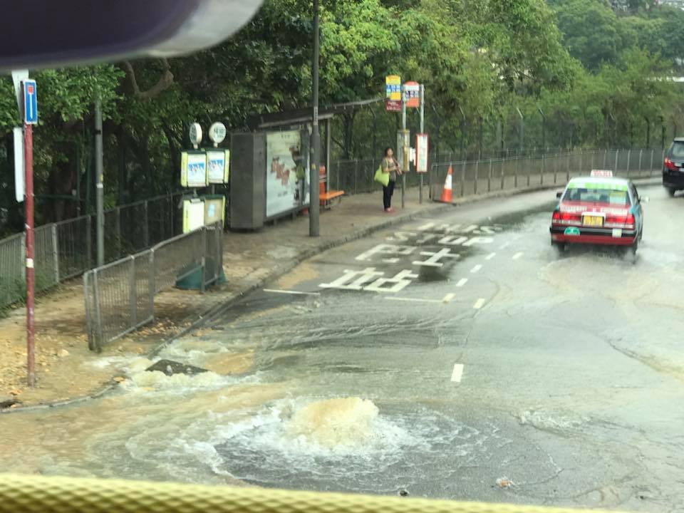 薄扶林道爆水管。網民蔣艳红圖片