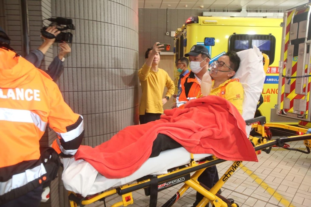 工人獲送院救治。