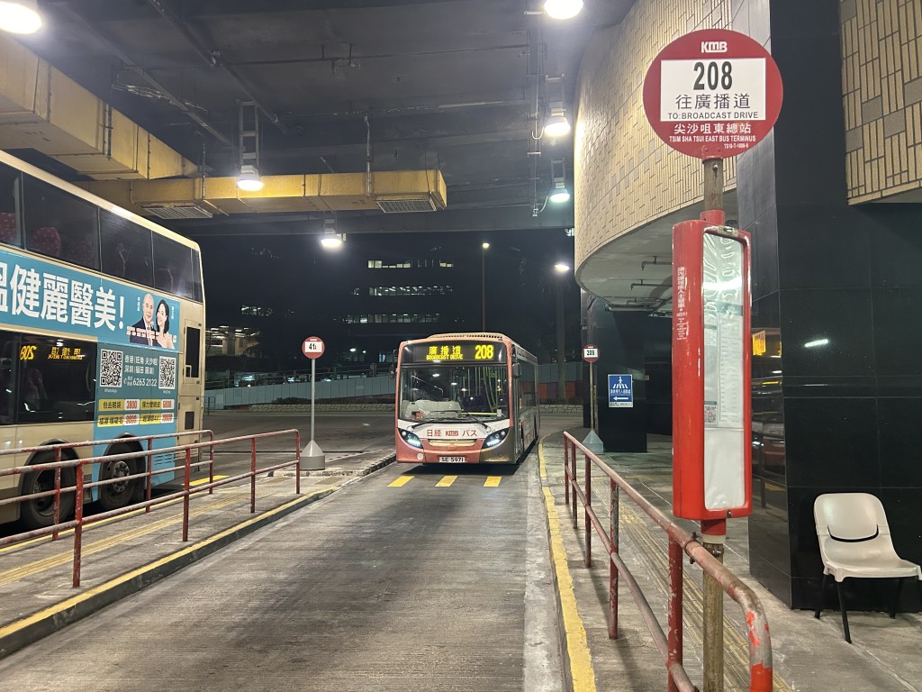 據了解208線用車均為單層巴士，圖片非涉事巴士。曾志恆攝