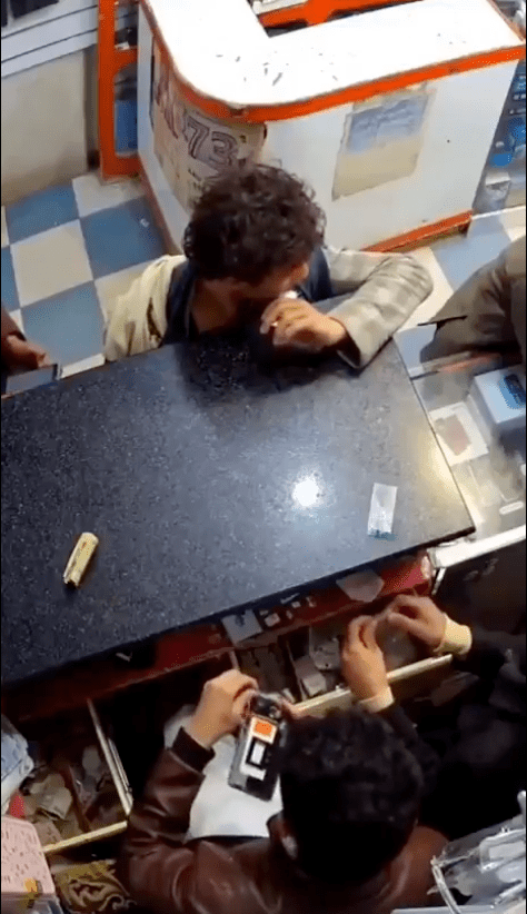 從閉路電視畫面可見，男童站在店內服務櫃檯前，手持一枚疑似鬆脫的鋰電池。