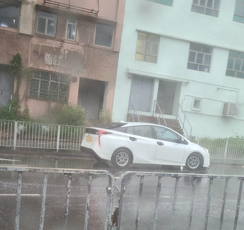 私家車被太陽能板擊中損毀。fb馬路的事討論區Bosco Chu圖片