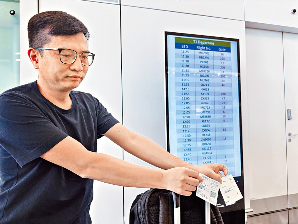 澳門旅客吳先生，對機場安排感到不滿。