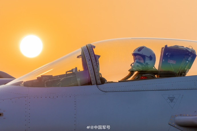 中國軍方再公開「殲-10C」訓練圖。 中國軍方再公開「殲-10C」訓練圖。