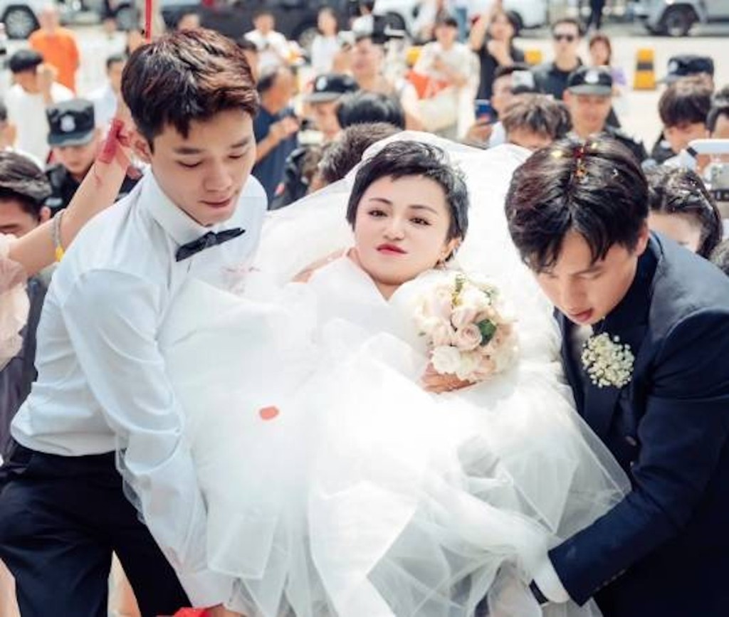 「玻璃娃娃」李喜梅与老公「大双」的婚礼备受外界注目。微博