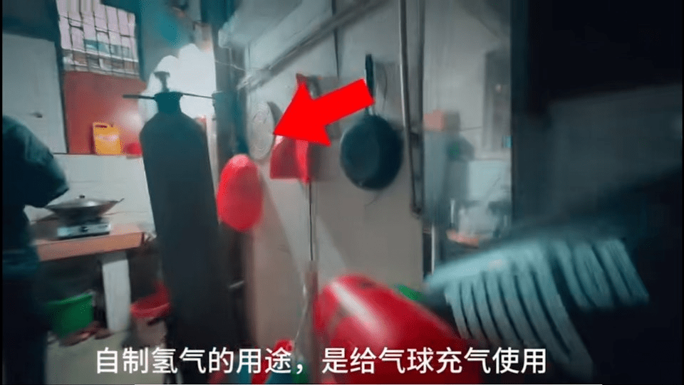 涉案人在家中自製氫氣球，屋內密閉空間，且環境雜亂。（龍崗區應急管理）