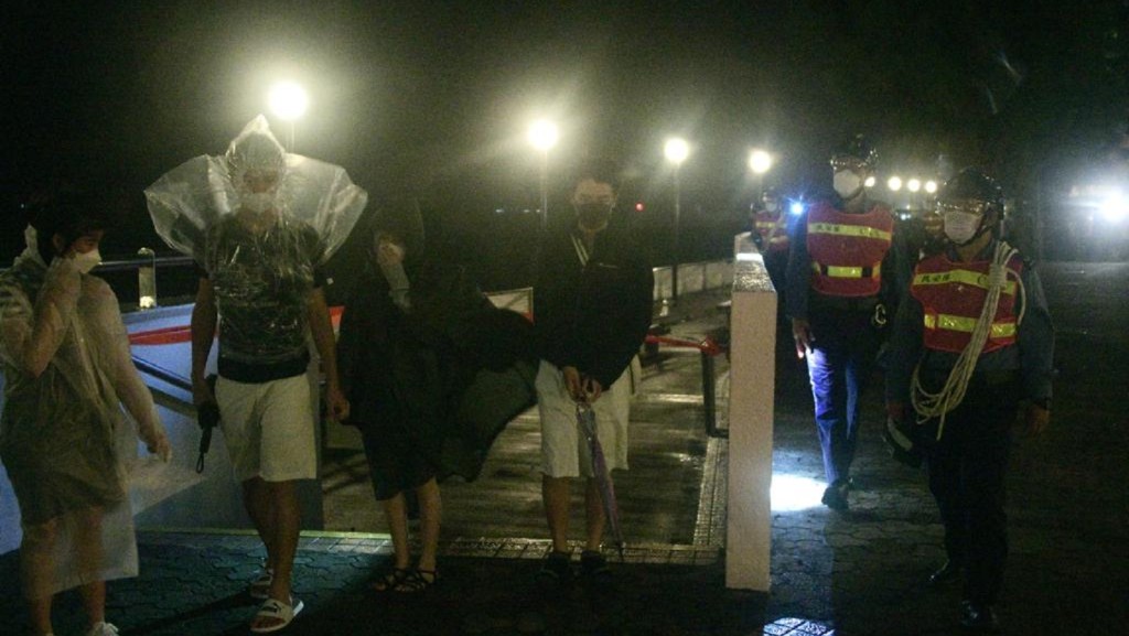 民安隊人員到杏花邨海邊檢查及勸喻追風市民離開海邊。