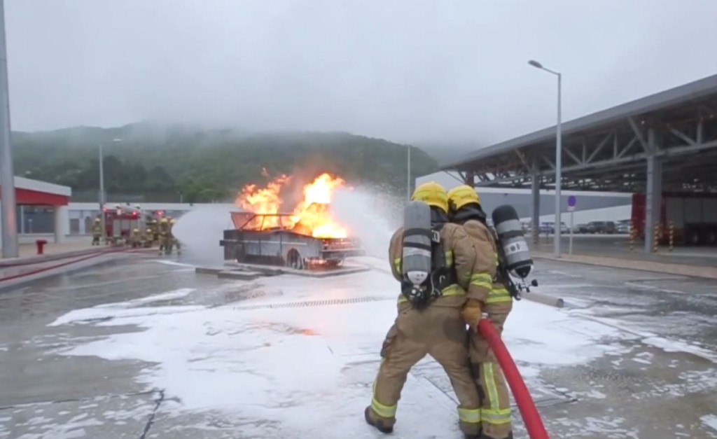 消防在油站事故訓練場接受訓練。影片截圖
