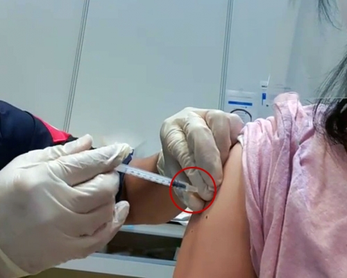 馬來西亞一名醫護被拍下打針失誤，針頭脫離注射器，打一針流掉半劑。IG圖。