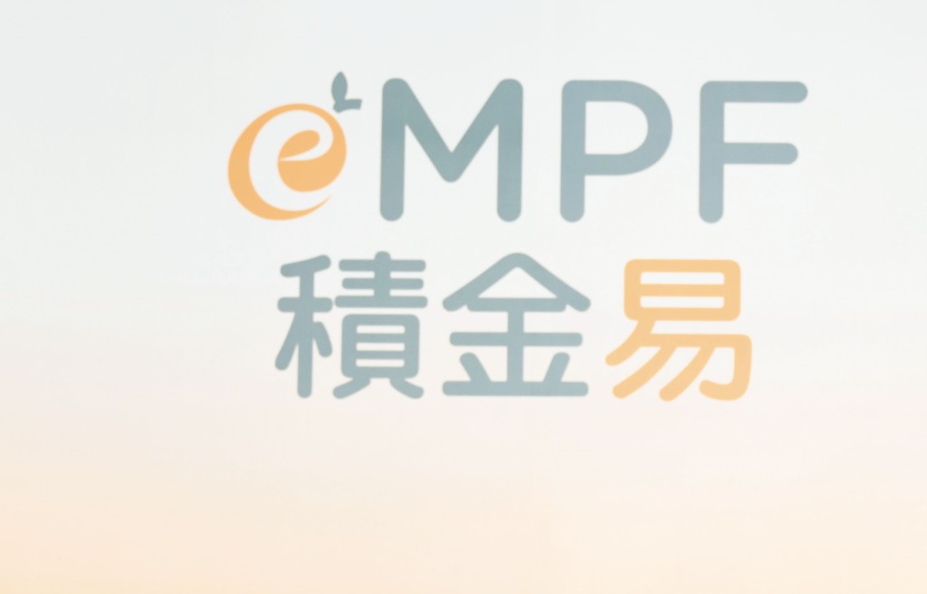 他預料預計10年內將進一步減少55%,可節省300億至400億港元行政費。資料圖片 他預料預計10年內將進一步減少55%,可節省300億至400億港元行政費。資料圖片