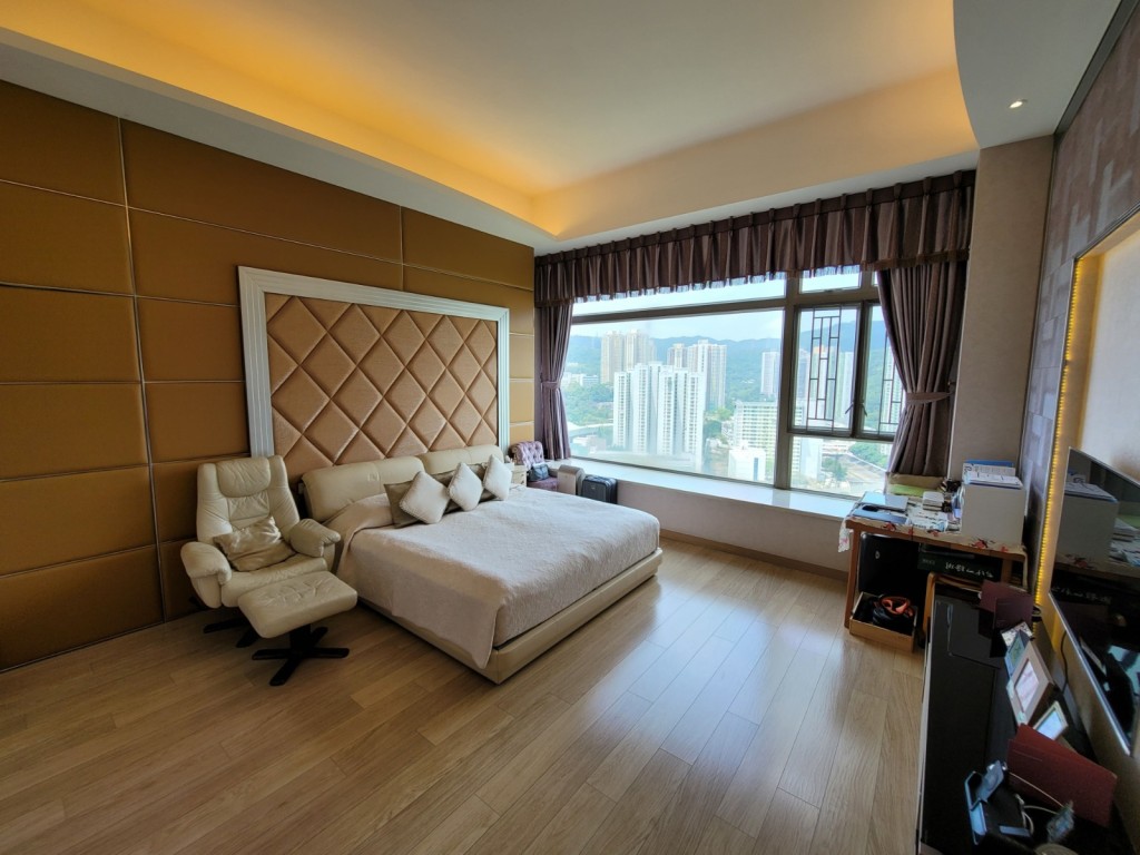 特大主人套房擺放大牀後,仍有充裕布置空間。