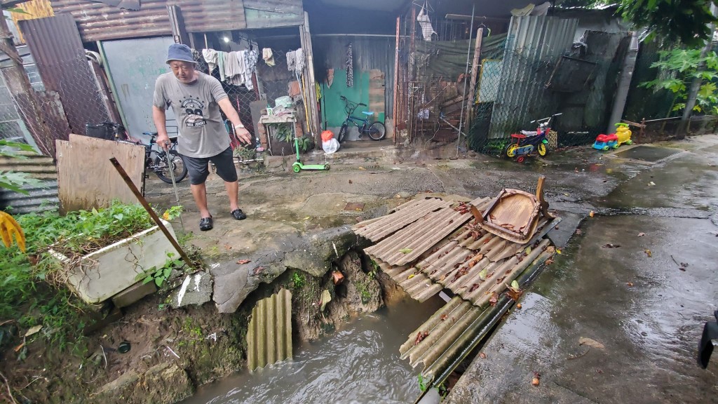 上水天平山村今日曾經水浸，水位一度高過行人路。