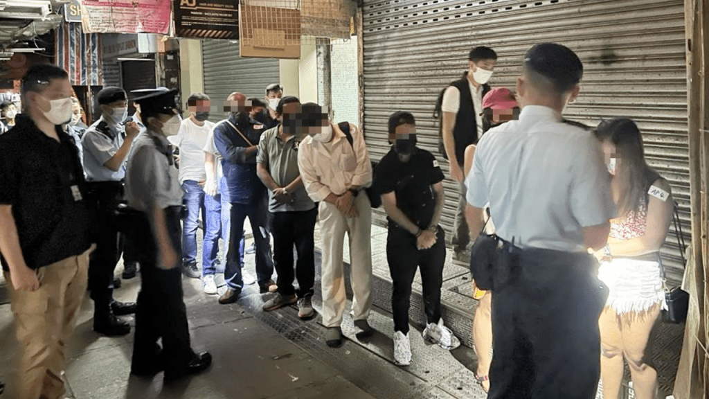 警方於中區巡查樓酒吧,拘42名男女。警方圖片