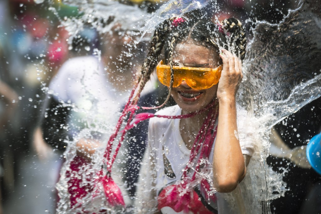 泰國潑水節，有數十小童因污水染病需送院。