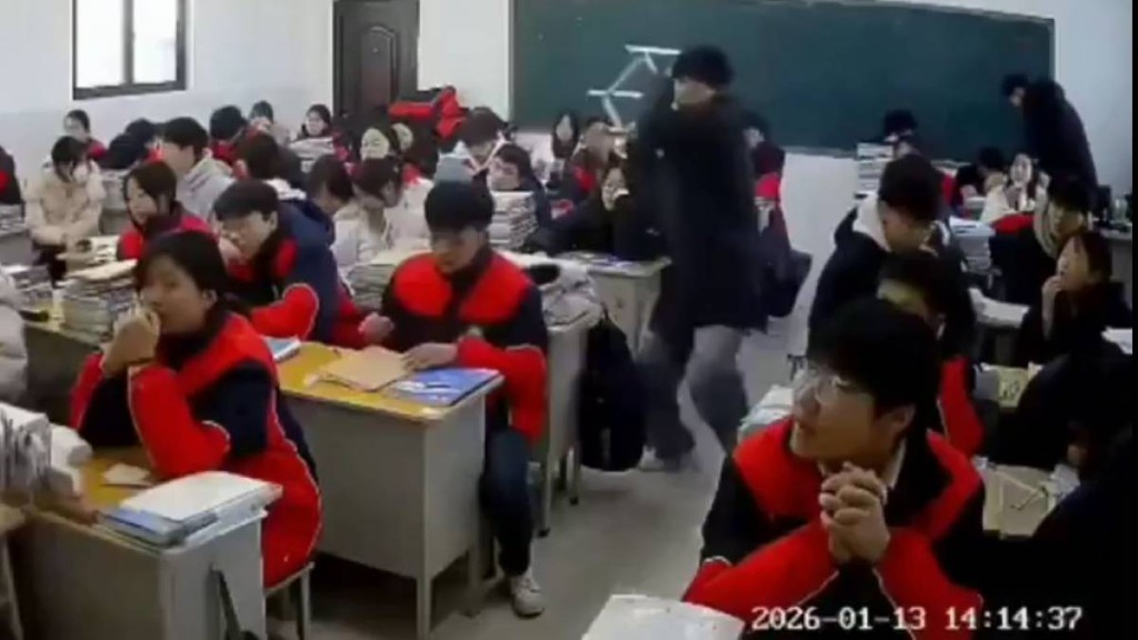 河南有中學上堂期間，有學生擸凳狂扑同學後腦。Ｘ  