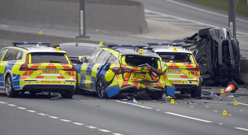 英国警车追截私家车相撞酿7死,包括两警员。X@TonyL_01 英国警车追截私家车相撞酿7死,包括两警员。X@TonyL_01