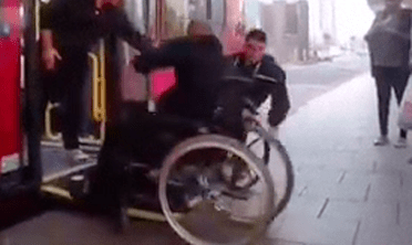 兩名輪椅人士互相角力，乘客則企圖分開雙方。