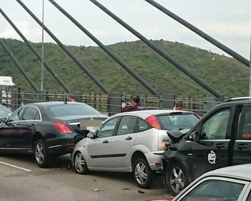 汲水門大橋6車連環撞,多輛私家車牽涉其中。fb群組馬路的事討論區圖片
