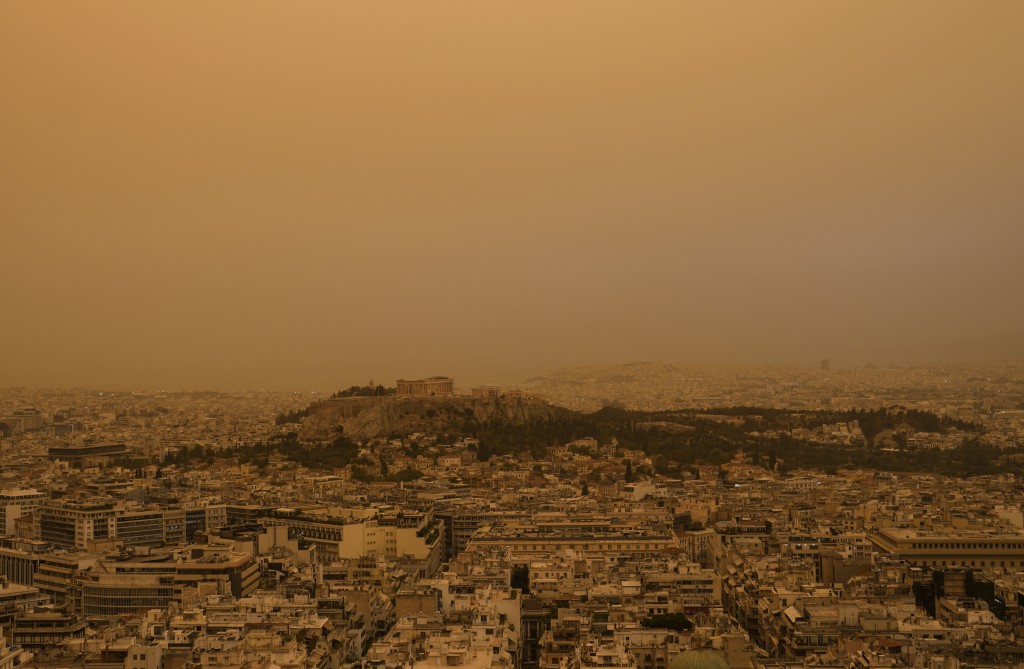 北非沙塵暴籠罩，雅典變橙色。 AP