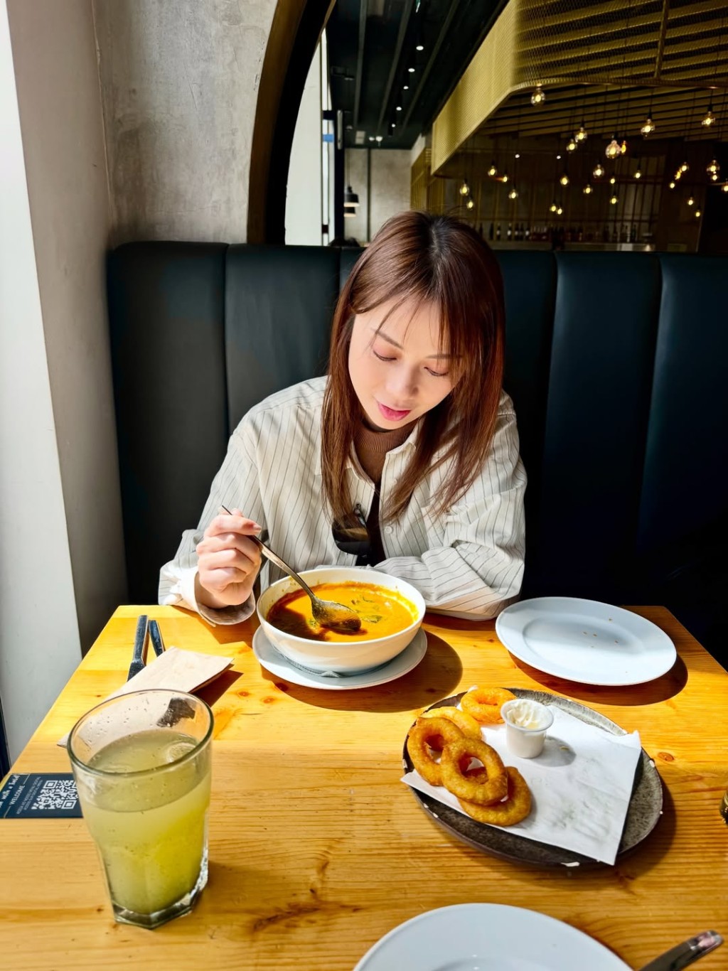 吳日言去旅行沒有帶仔女。 吳日言去旅行沒有帶仔女。